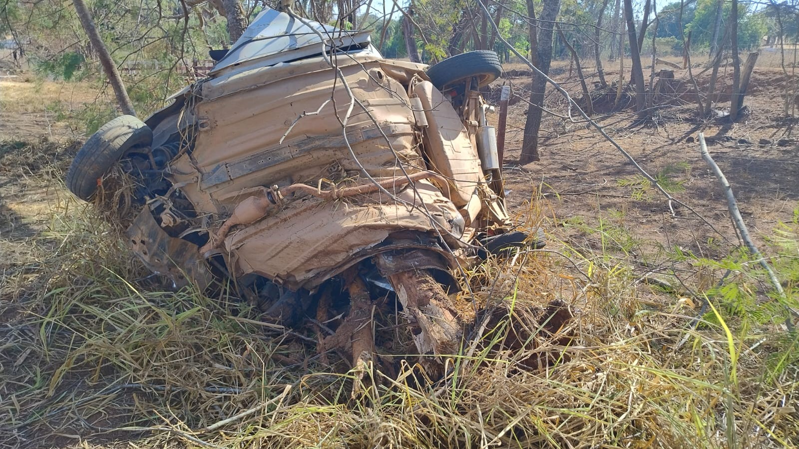 Carro bate em árvore e mata duas pessoas na MG-060, em Abaeté; crianças estão entre os feridos