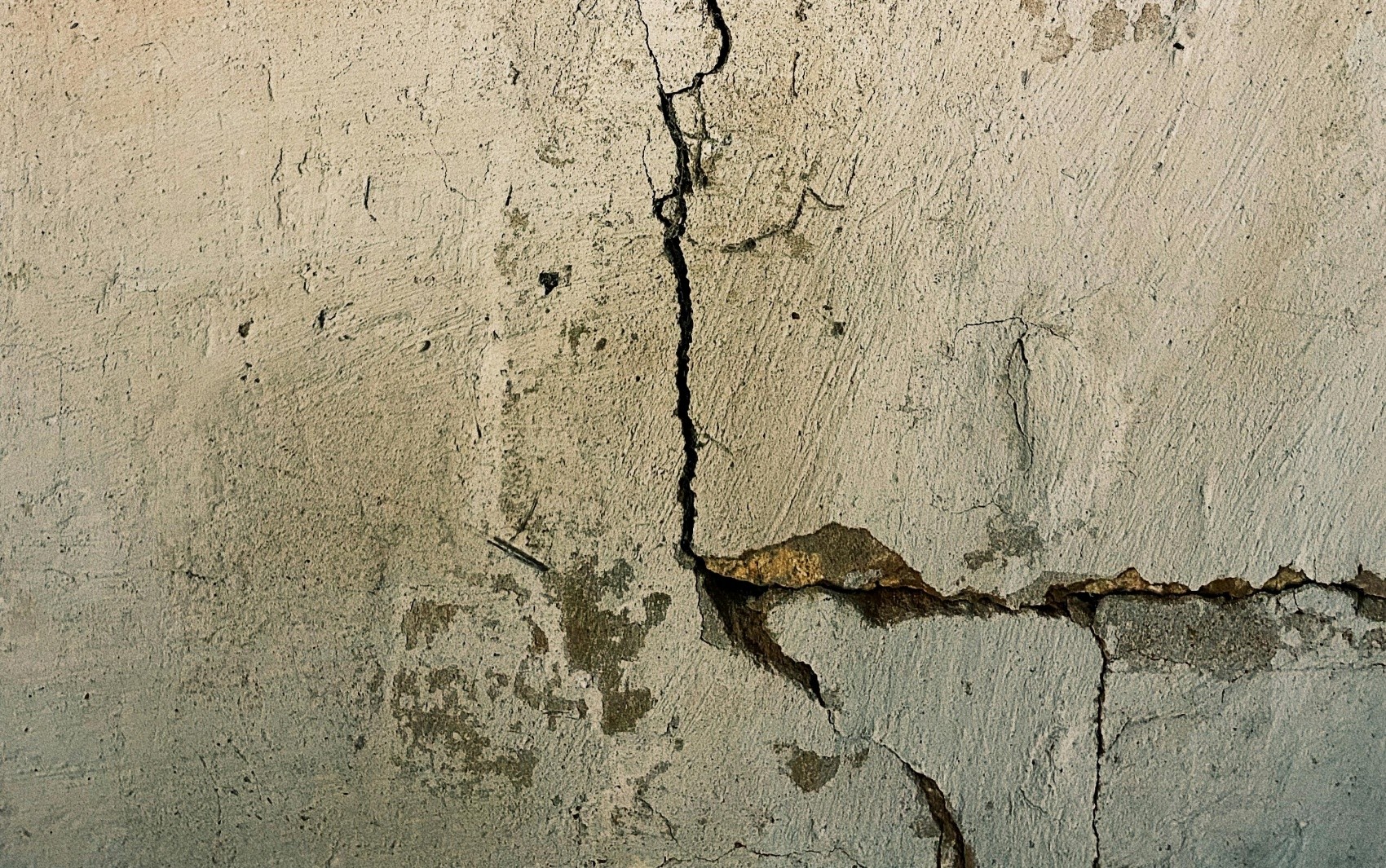 Justiça determina que Prefeitura de Alfenas e vizinho indenizem mulher após obra causar rachaduras e interdição de casa