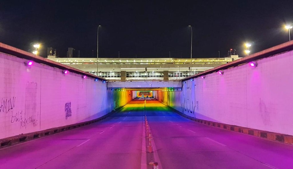 Buraco do Tatu iluminado com as cores da bandeira LGBTQIA+ — Foto: Igor Albuquerque