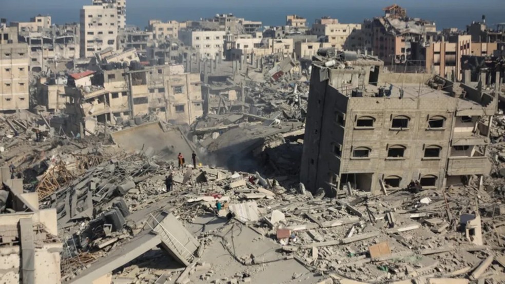 Seis meses depois do início da guerra, grande parte de Gaza está em ruínas — Foto: Reuters