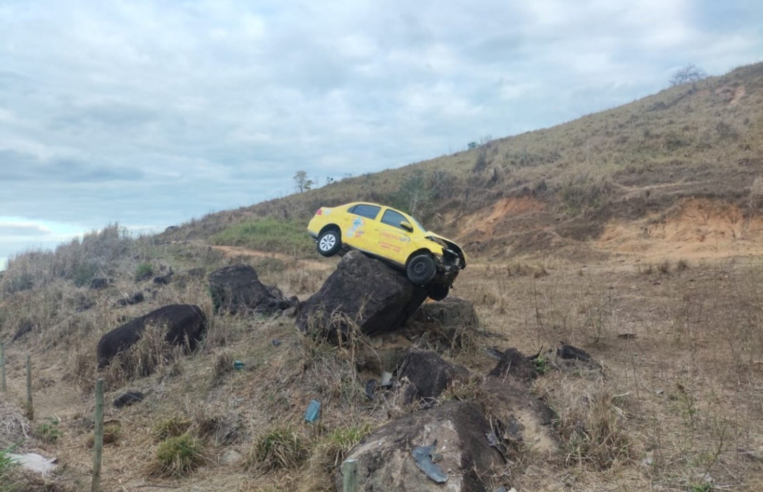 VÍDEO: Carro em cima de pedra intriga motoristas que passavam por rodovia de MG