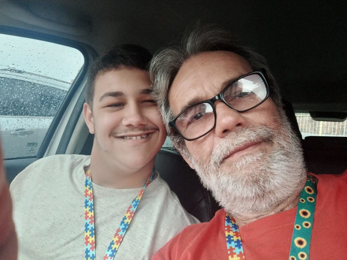 Pai solo dedica a vida ao filho autista: 'Prepará-lo para quando eu não estiver mais aqui'