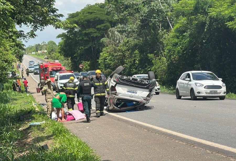 Carro capota após se chocar com outro veículo em São Miguel do Guamá, no PA