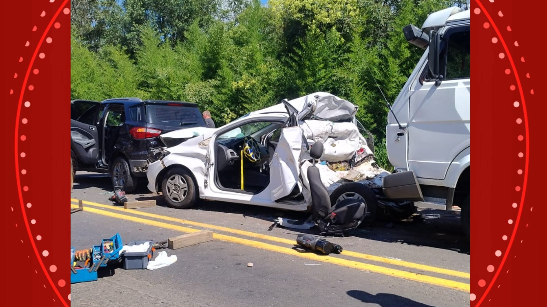 Mulher fica presa às ferragens e mais cinco pessoas ficam feridas em engavetamento entre três carros e um caminhão na BR-476, no Paraná