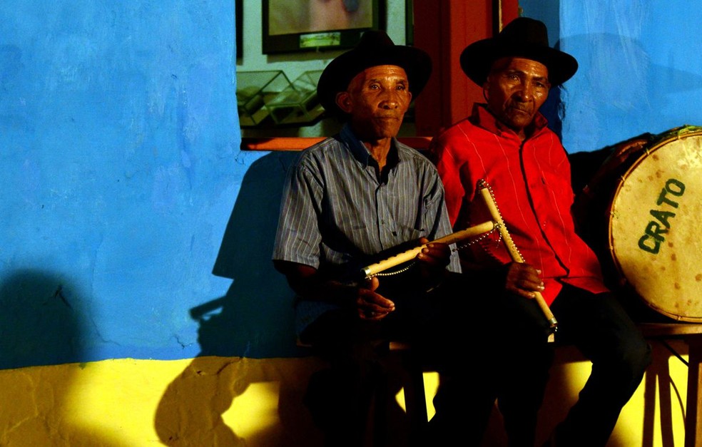 A Banda Cabaçal dos Irmãos Aniceto é um dos grupos tradicionais do Cariri cearense  — Foto: Augusto Pessoa