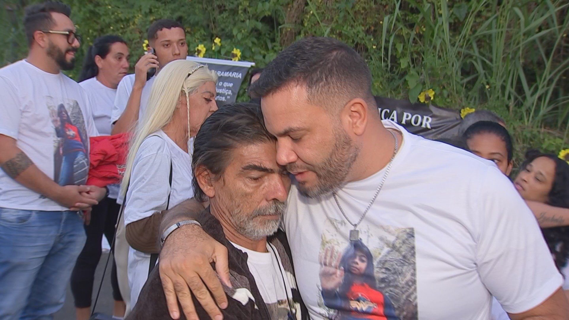 Pais de Vitória Gabrielly e Vitória Sousa acompanharam júri que condenou homem por morte de adolescente: 'Abraço amigo'
