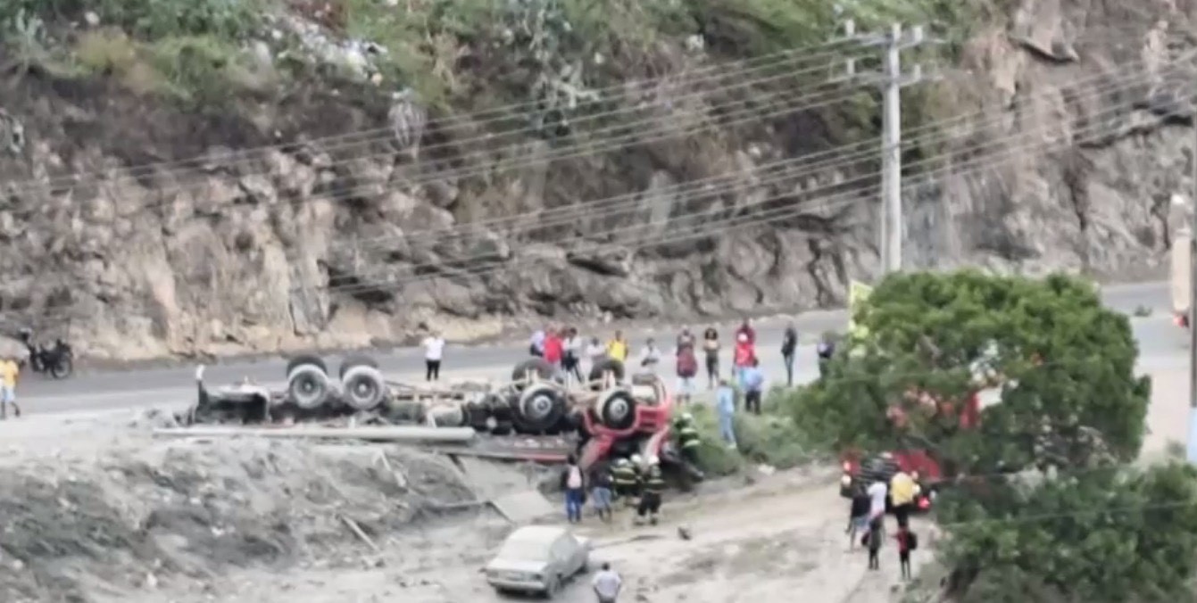 Motorista de caminhão morre após perder controle da direção do veículo em curva no norte da Bahia