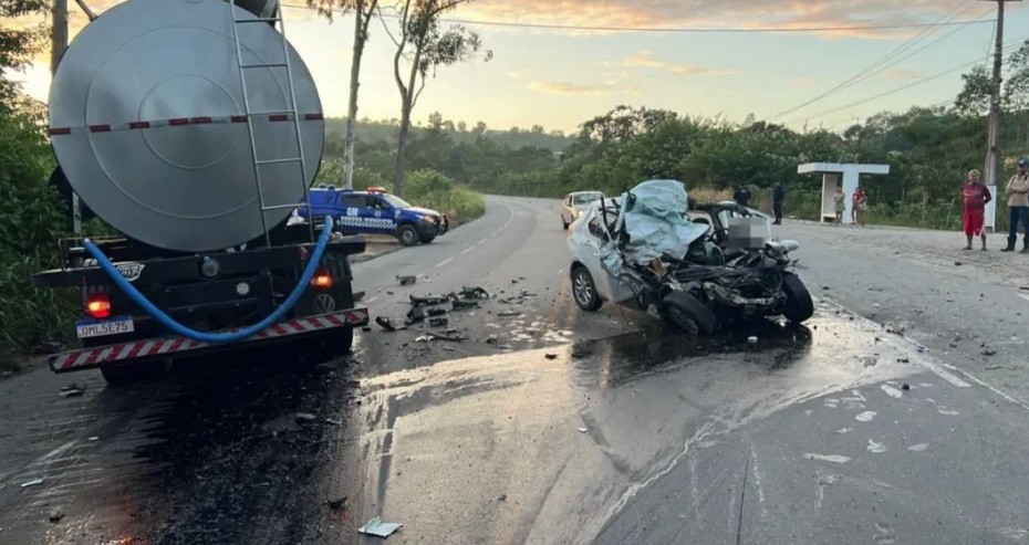 VÍDEO: Sargento da PM morre em colisão entre carro e caminhão na BR-104, em Branquinha