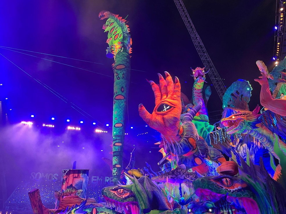 Alegoria que representa lenda amazônica do Sacaca Merandolino teve serpente gigante no meio da arena do Festival de Parintins. — Foto: Matheus Castro/g1 AM