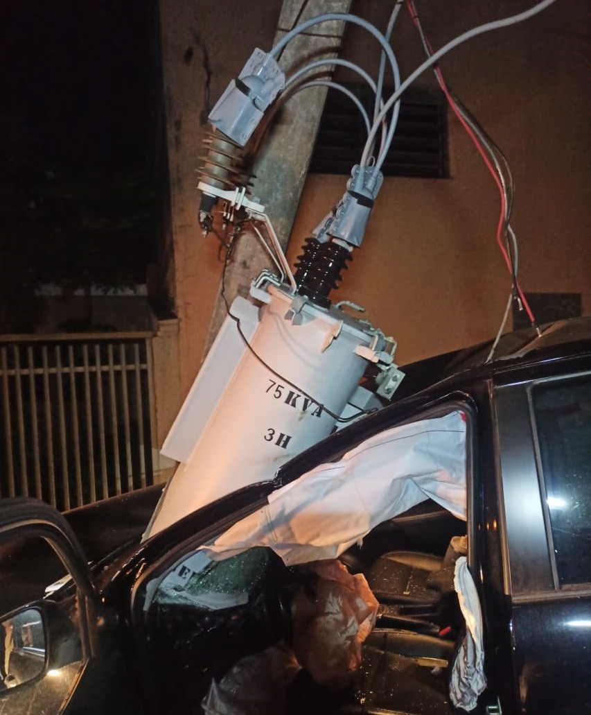 Motorista colide carro contra poste no Residencial Parque Vitória Régia, em Presidente Prudente