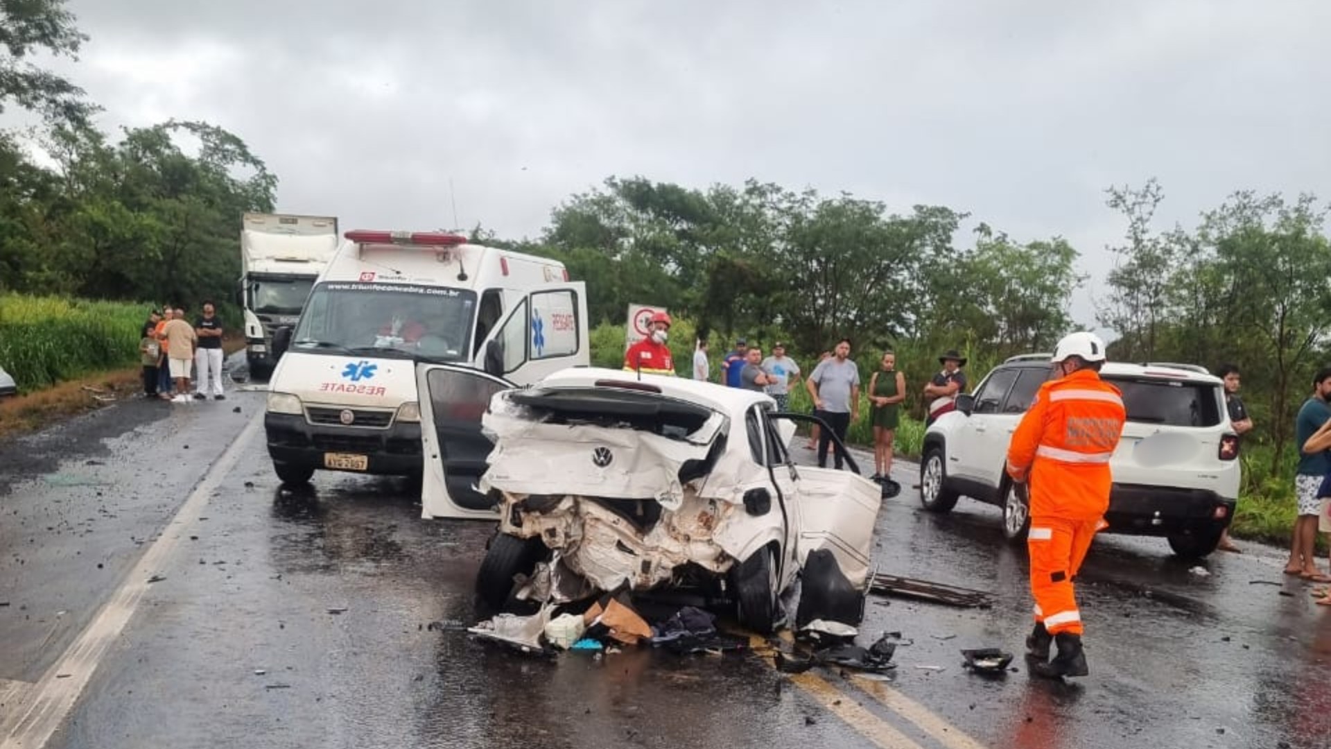 Mulher morre e criança fica em estado grave em acidente envolvendo três carros e uma carreta na BR-153