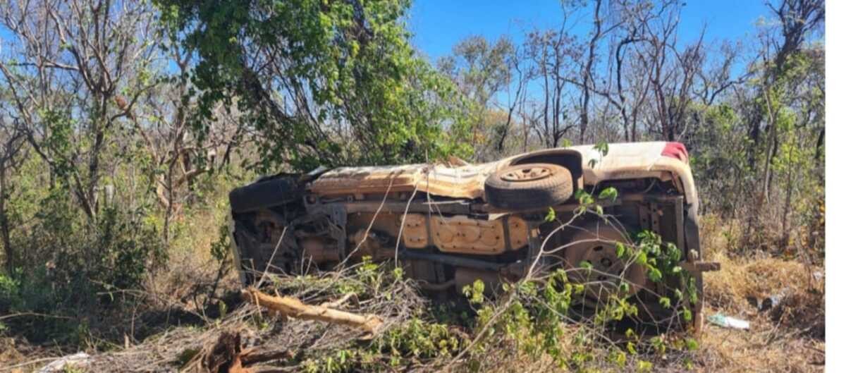 Motorista é arremessado e morre em capotamento de caminhonete na LMG-656