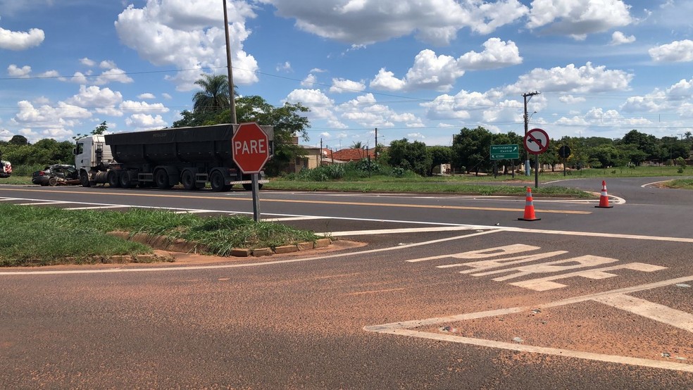 Acidente envolveu carreta e carro em Martinópolis (SP) — Foto: Polícia Militar Rodoviária