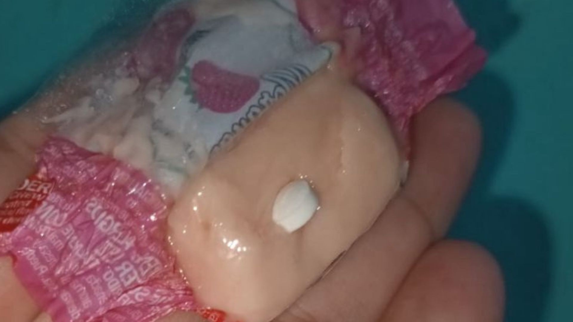 Criança passa mal após comer bala distribuída por pessoas fantasiadas de Papai Noel em praça de MG