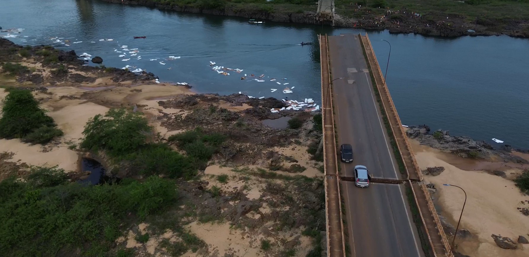 Imagens aéreas mostram carro preso em fenda que se abriu após ponte desabar entre o Tocantins e o Maranhão; VÍDEO