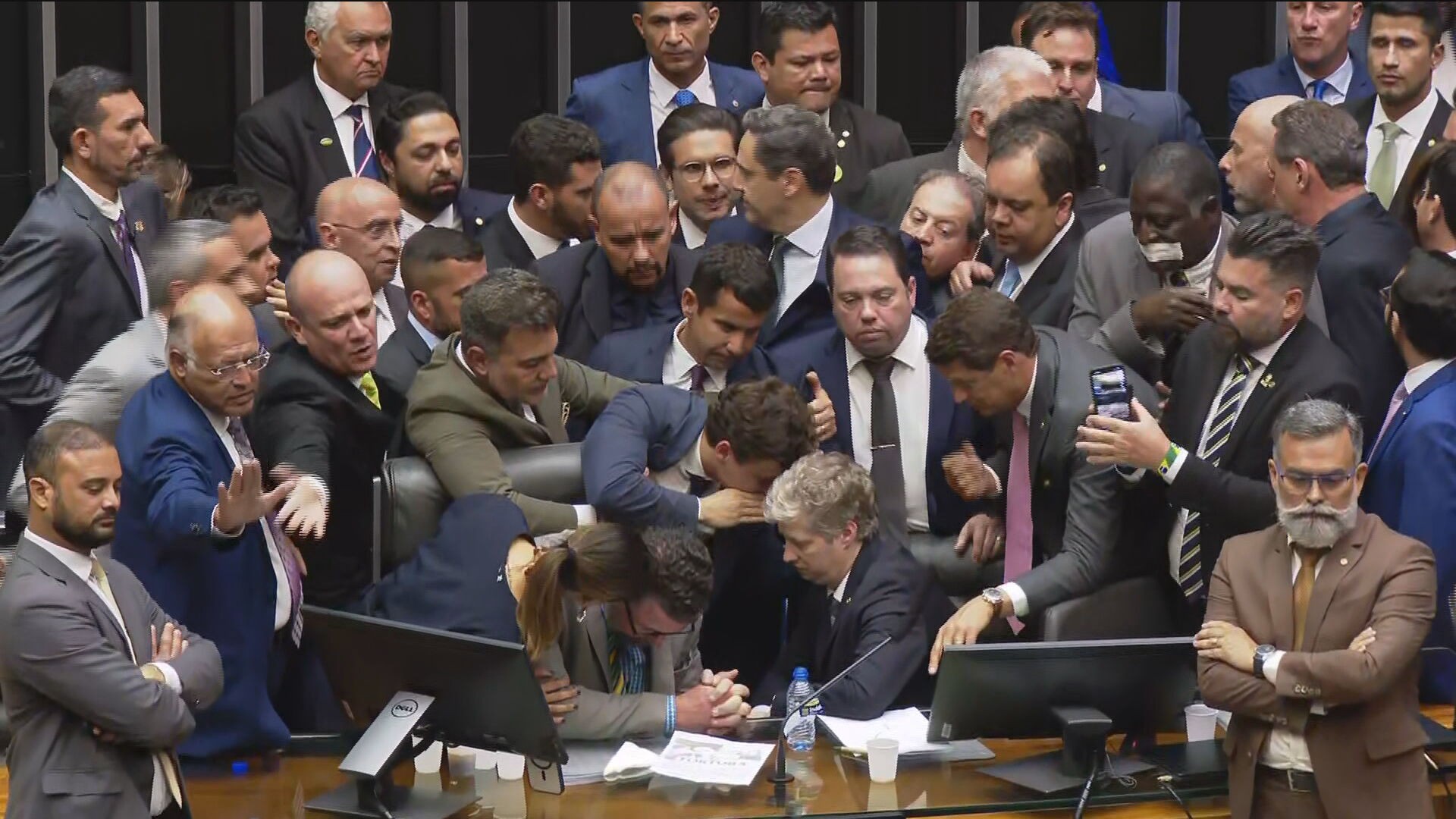Motta tenta sentar na cadeira da Presidência da Câmara, deputado da oposição não deixa, mas depois cede; veja