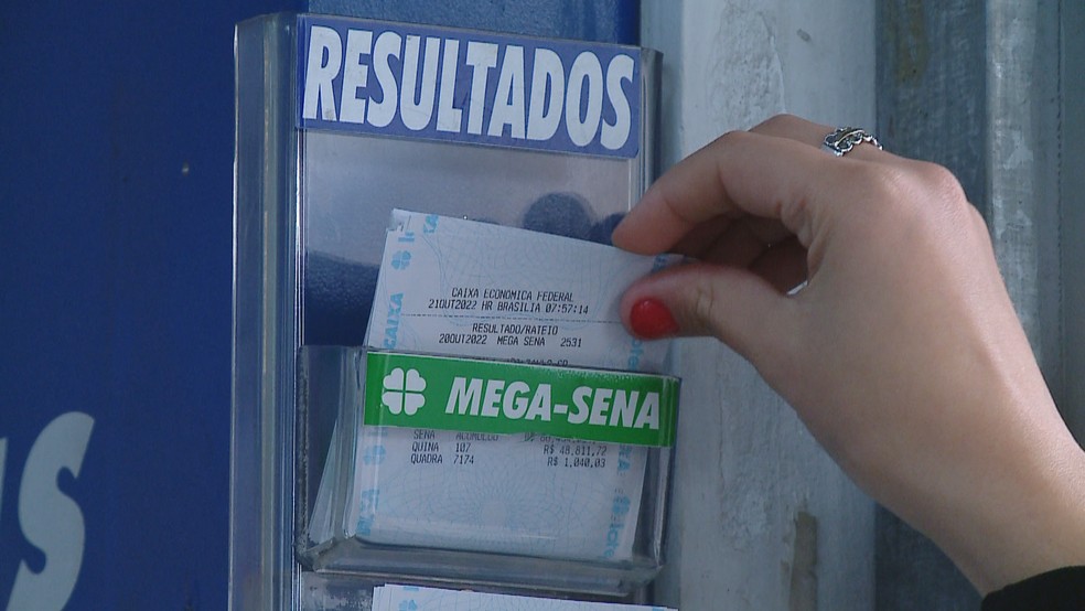 Apostadora pega bilhete da Mega-Sena em casa lotérica de Caxias do Sul — Foto: Reprodução/RBS TV