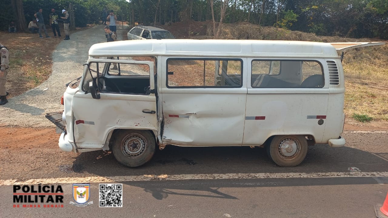 Motorista bate carro em paredão de pedra perto da Cascata das Antas, em Poços de Caldas, MG