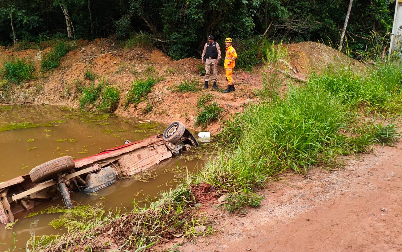 Homem morre após veículo cair em represa em propriedade rural de Bueno Brandão