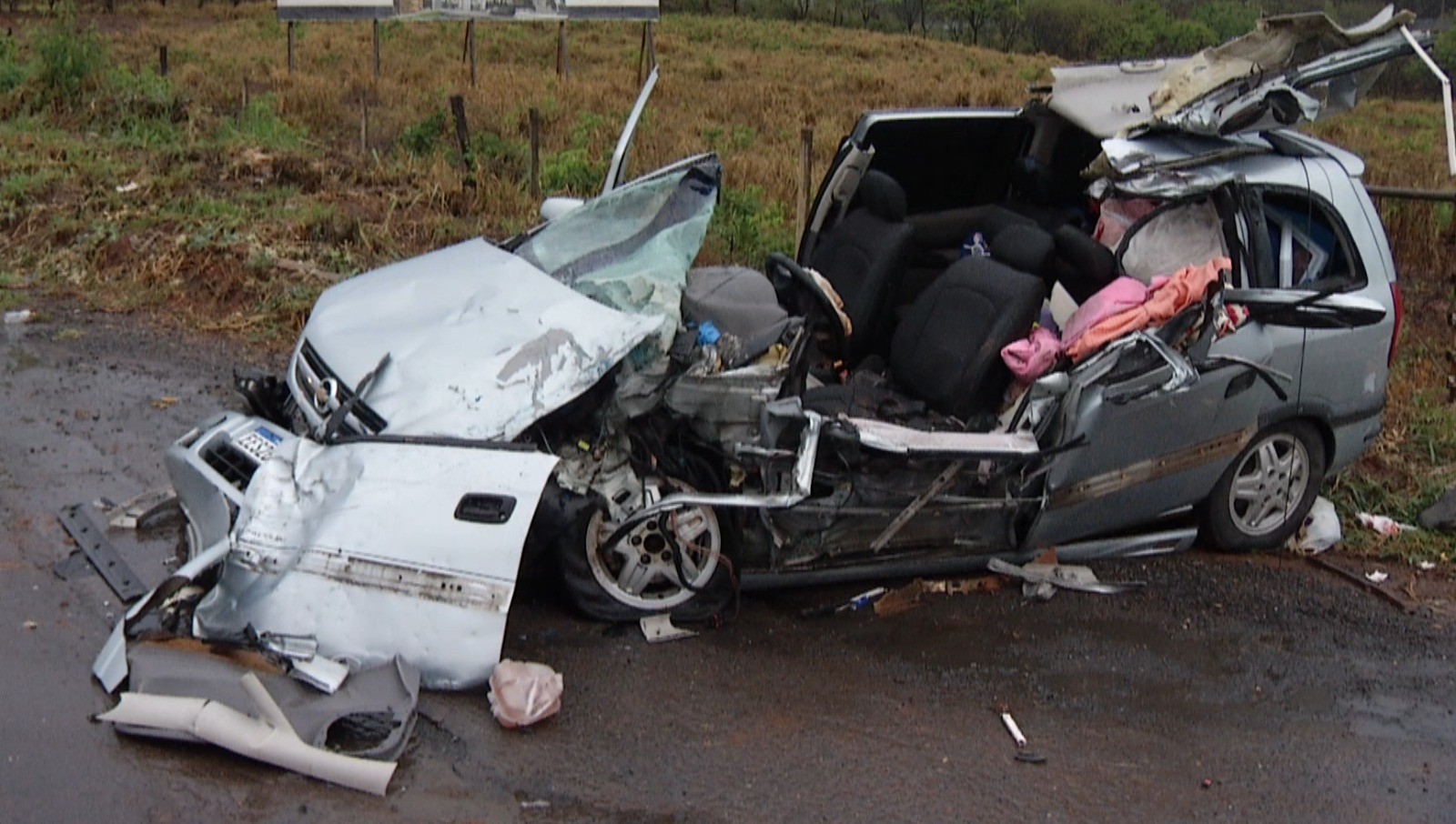 Acidente entre ônibus e carro deixa casal e neto feridos em Montes Claros