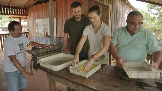 Sobre As Asas mostra a produção de borracha sustentável em Jamaraquá, no Pará - Programa: Como Será? 
