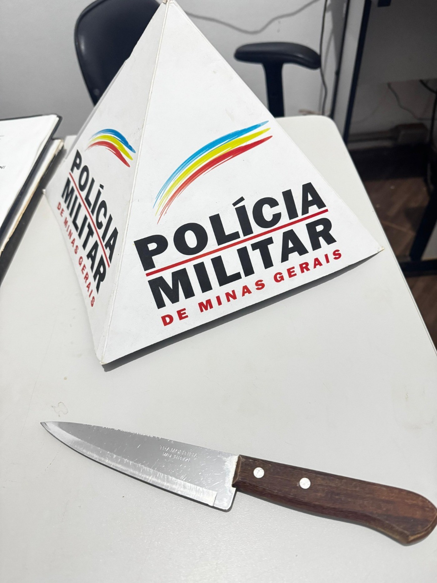 Flagrado pela PM enquanto perseguia companheira, homem é preso com faca em Grão Mogol