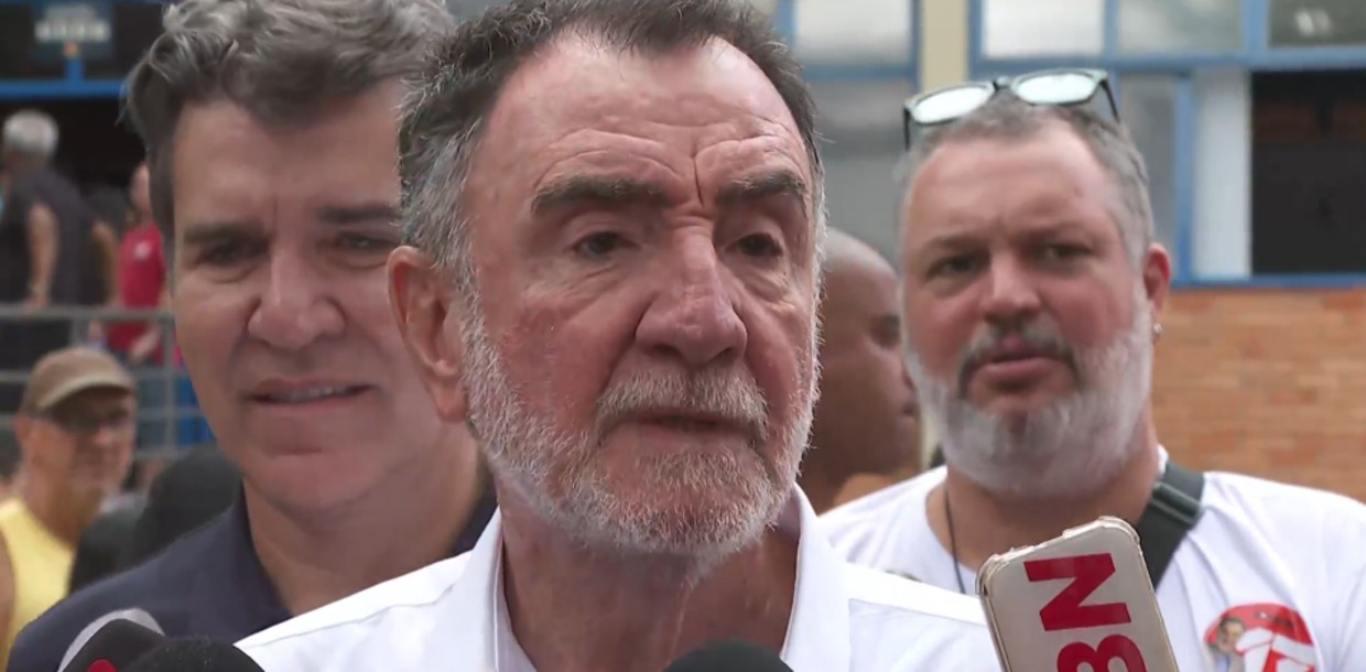 Patrus Ananias (PT) vota em Belo Horizonte