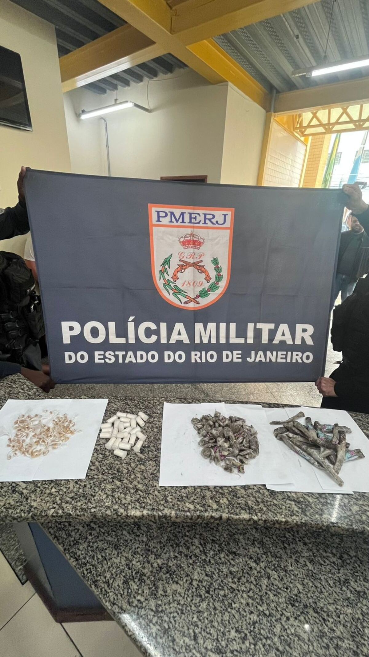 Adolescente é apreendido com drogas durante troca de tiros entre suspeitos e PM, em Três Rios