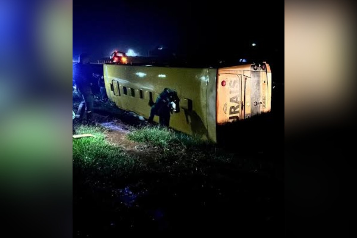 Ônibus que transportava trabalhadores tomba em rodovia entre Marabá Paulista e Presidente Venceslau