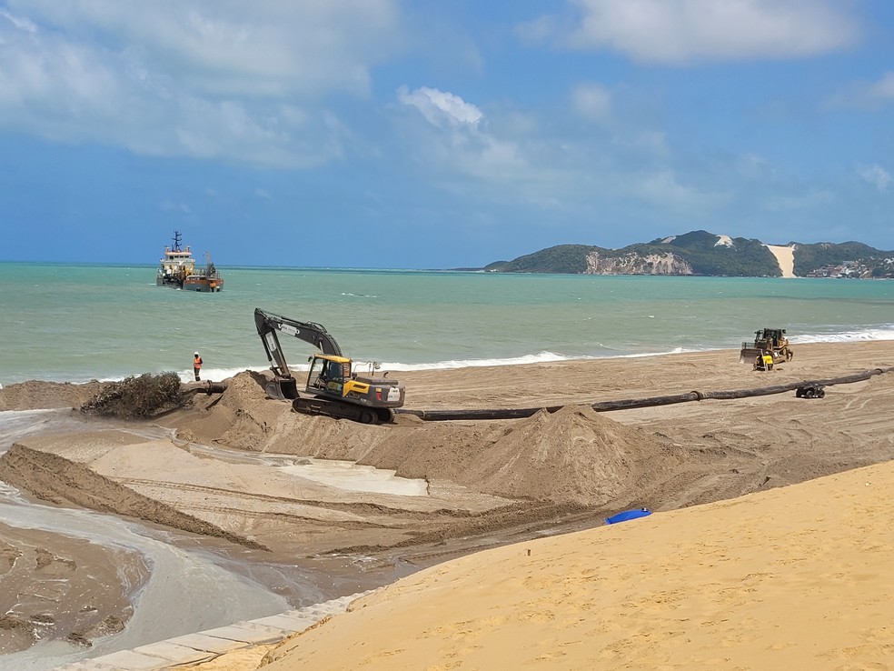 Obra de engorda na Praia de Ponta Negra — Foto: Igor Jácome