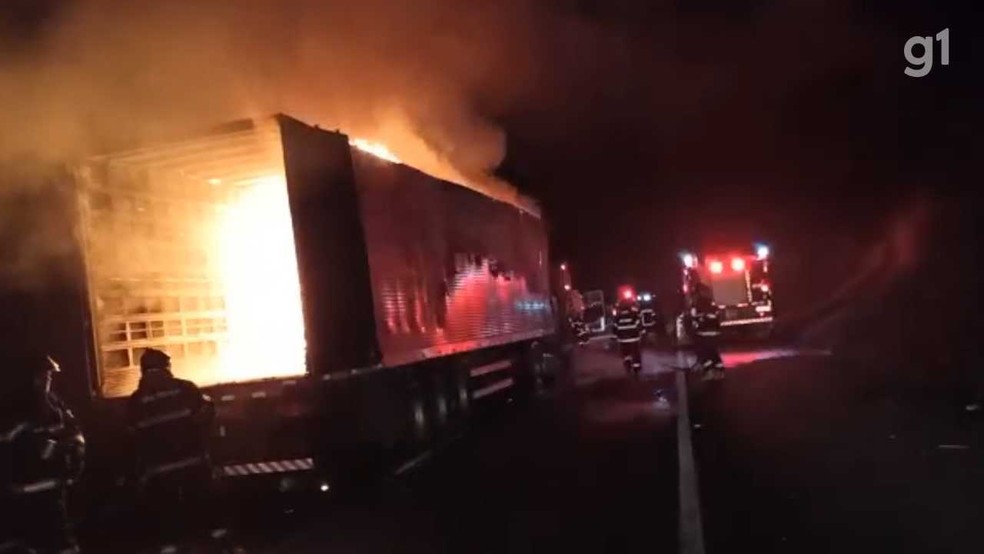 Caminhão dos Correios pega fogo após colisão na Dutra em Cruzeiro, SP. — Foto: Divulgação/PRF