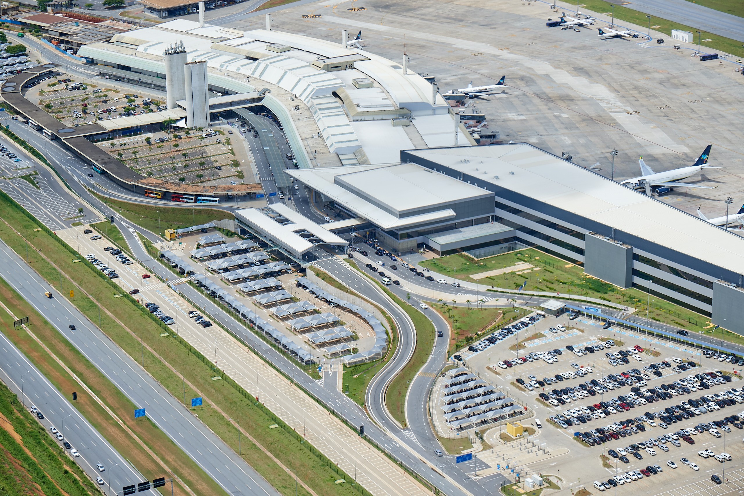 Polícia Federal prende procurados da Interpol que foram deportados dos EUA e desembarcaram no aeroporto de BH