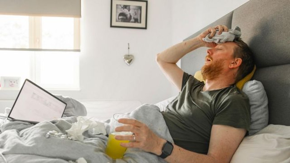 Entre os sintomas mais comuns dos resfriados longos est&atilde;o tosse, dores de est&ocirc;mago e diarreia. &mdash; Foto: Getty Image/BBC