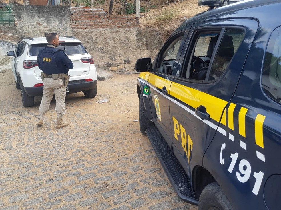 Criminosos fazem arrastão em loja de estofados, levam empresário como refém e fogem após perseguição da PRF — Foto: Foto: Divulgação/PRF