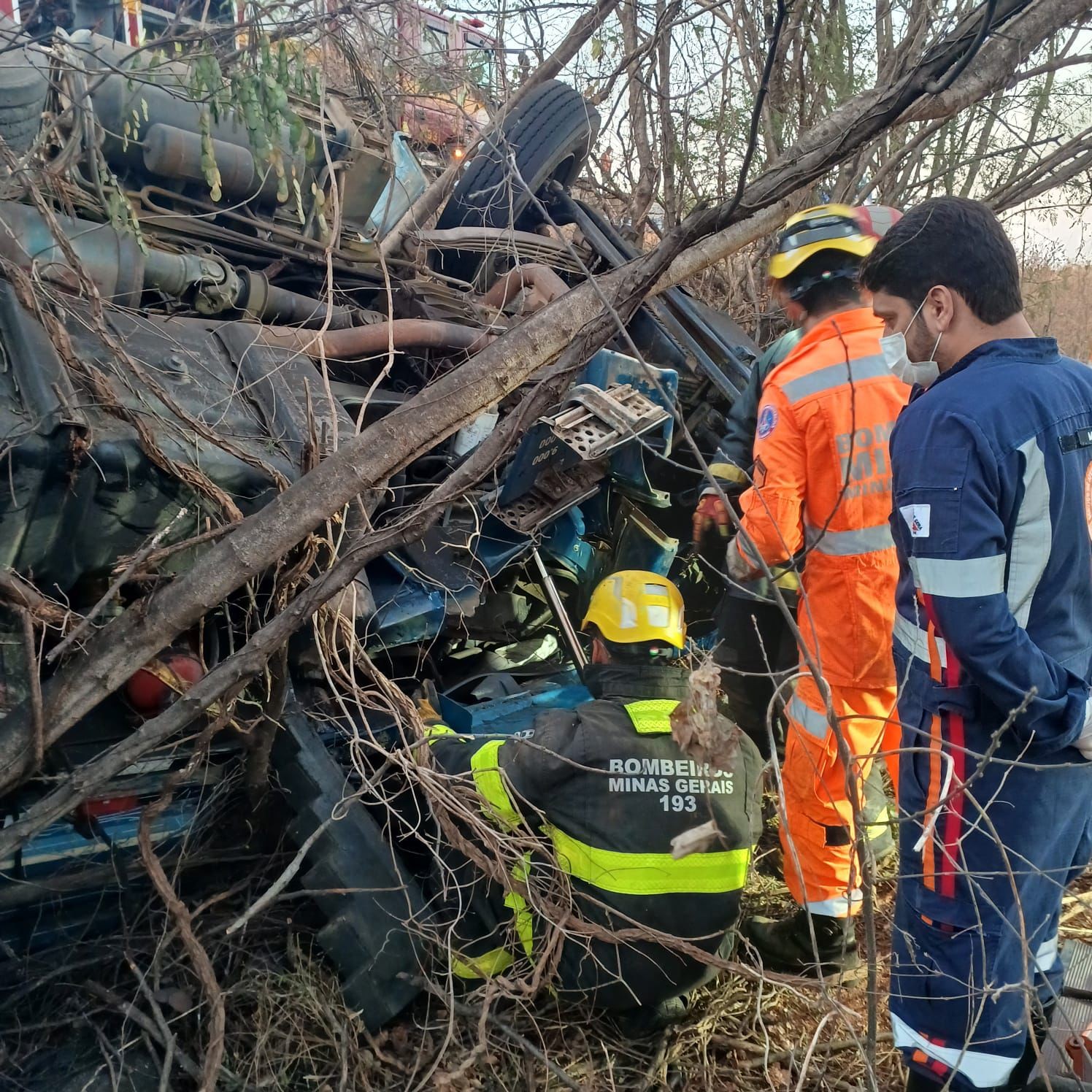 Caminhoneiro fica preso às ferragens após capotamento na MGC-122