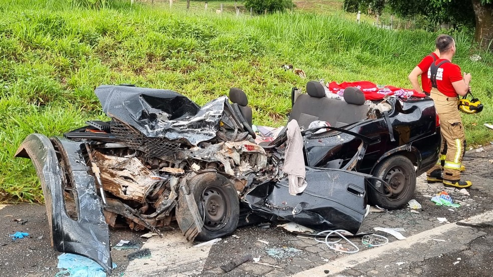 Motorista de carreta embriagado provoca acidente, destrói carro e deixa feridos graves em MG — Foto: Hélder Almeida