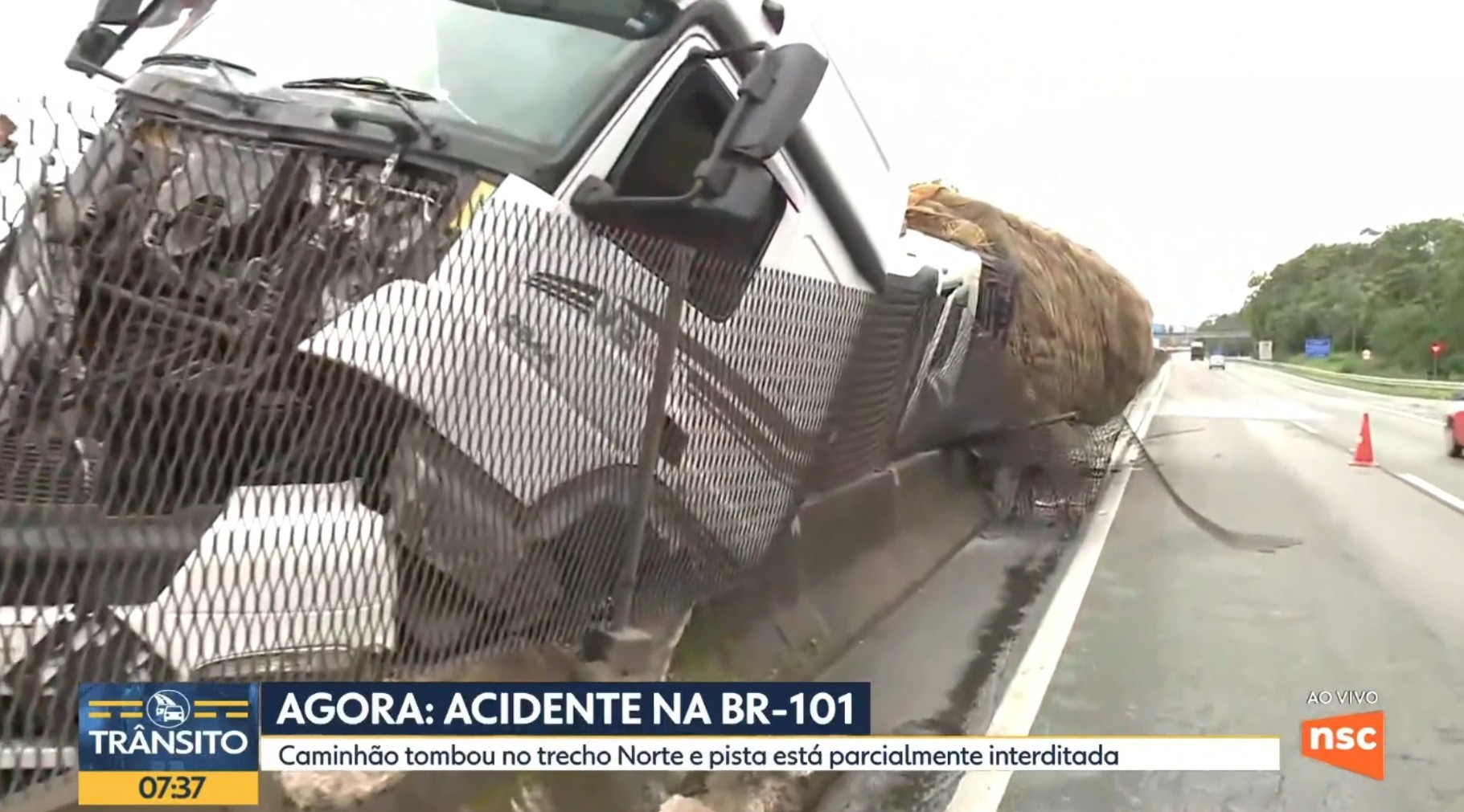 Caminhão com 19 mil kg de melancias é esmagado por carreta após motorista cochilar em SC; colisão envolveu 4 veículos