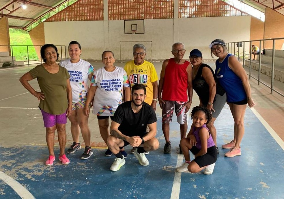 Personal trainer Roni Dias com José Henrique durante aula de funcional em SE — Foto: Arquivo pessoal