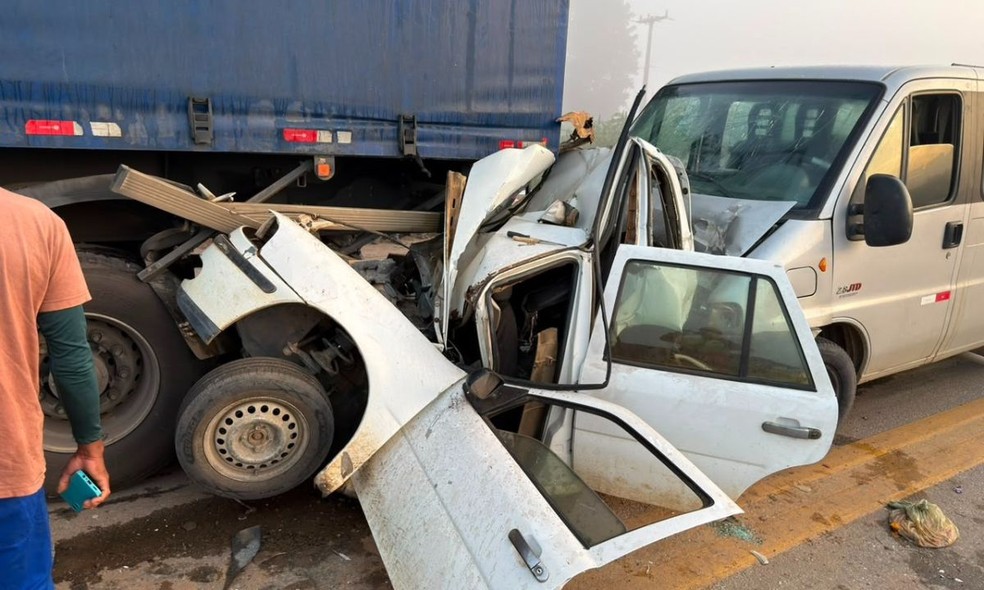 Engavetamento envolvendo três veículos deixa carro destruído em Mucuri — Foto: Reprodução/Redes sociais