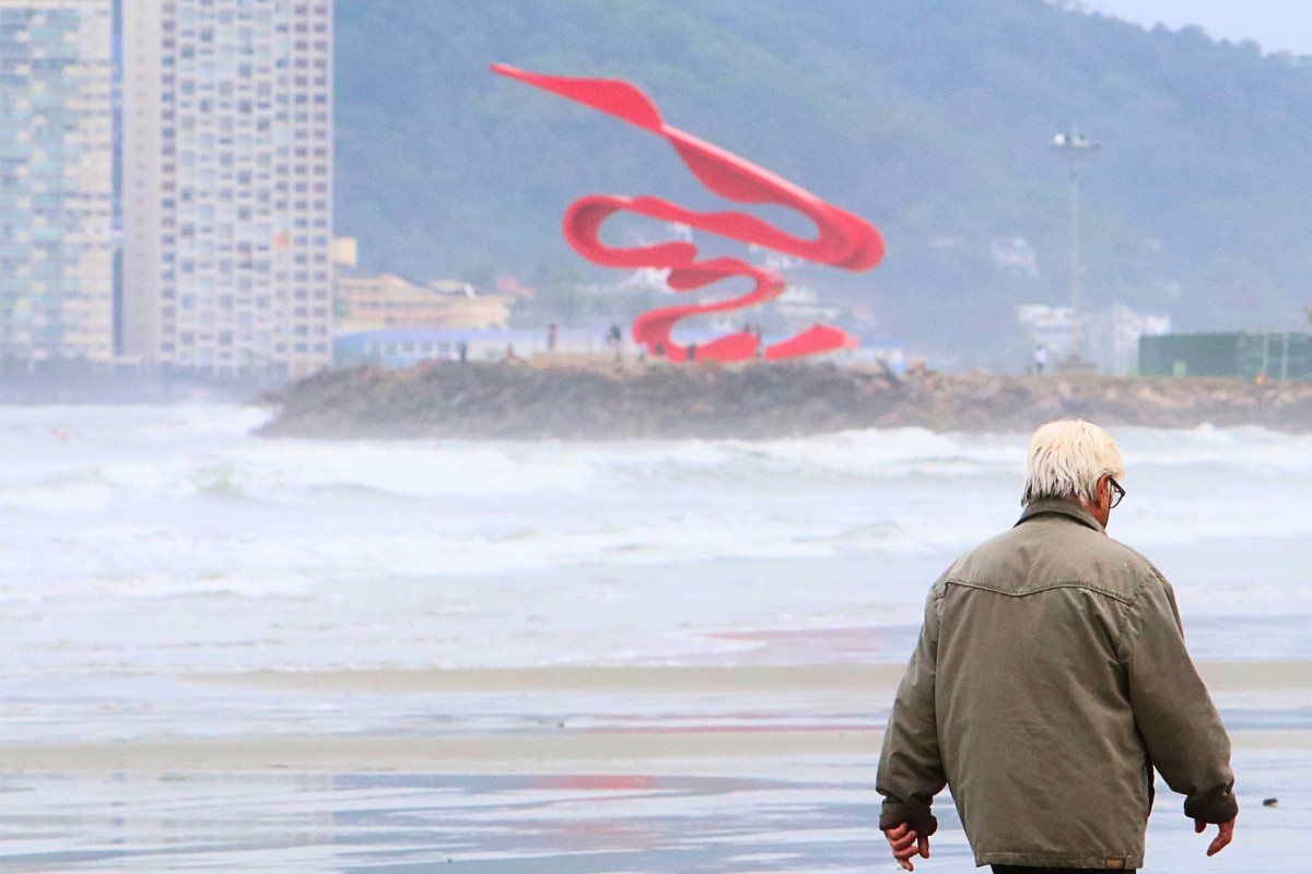 Frente fria e ciclone extratropical derrubam temperaturas e provocam ondas de 3 metros no litoral de SP