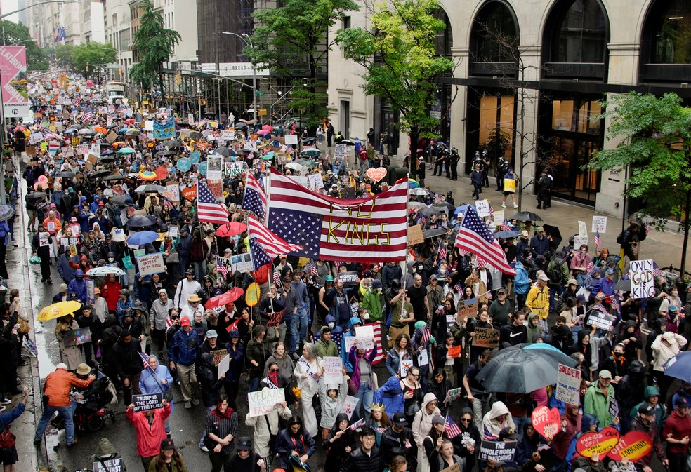 Em Nova York, manifestantes tomam rua para protestar contra Donald Trump — Foto: Reuters