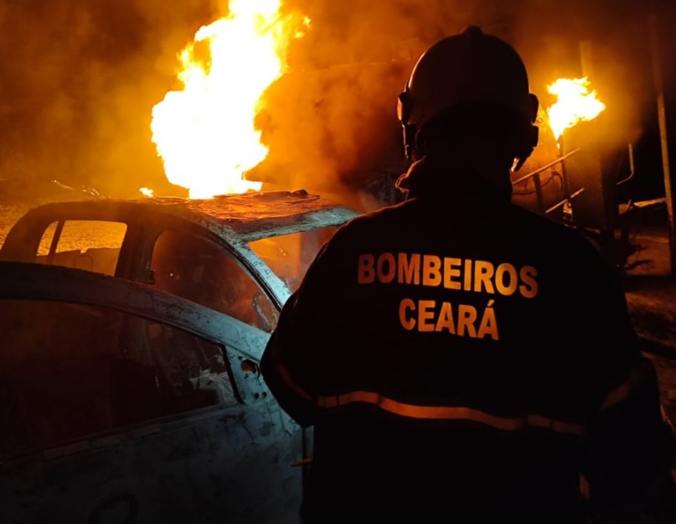 Bombeiros apagaram incêndio em veículos após explosão de caminhão-tanque. — Foto: Corpo de Bombeiros/ Divulgação