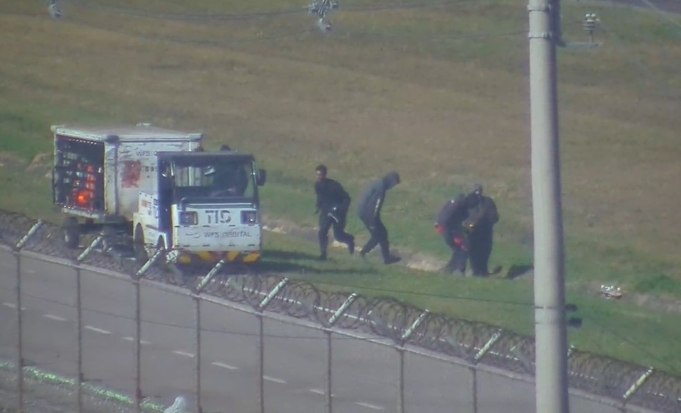 Vídeos mostram criminosos invadindo pista de aeroporto de SP para levar cocaína a avião com destino à Europa — Foto: Reprodução