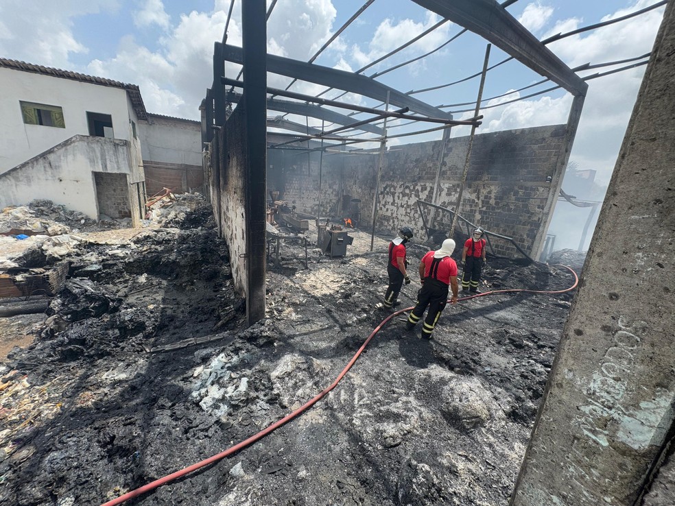 Incêndio destrói fábrica em Parnamirim — Foto: Sérgio Henrique Santos/Inter TV Cabugi