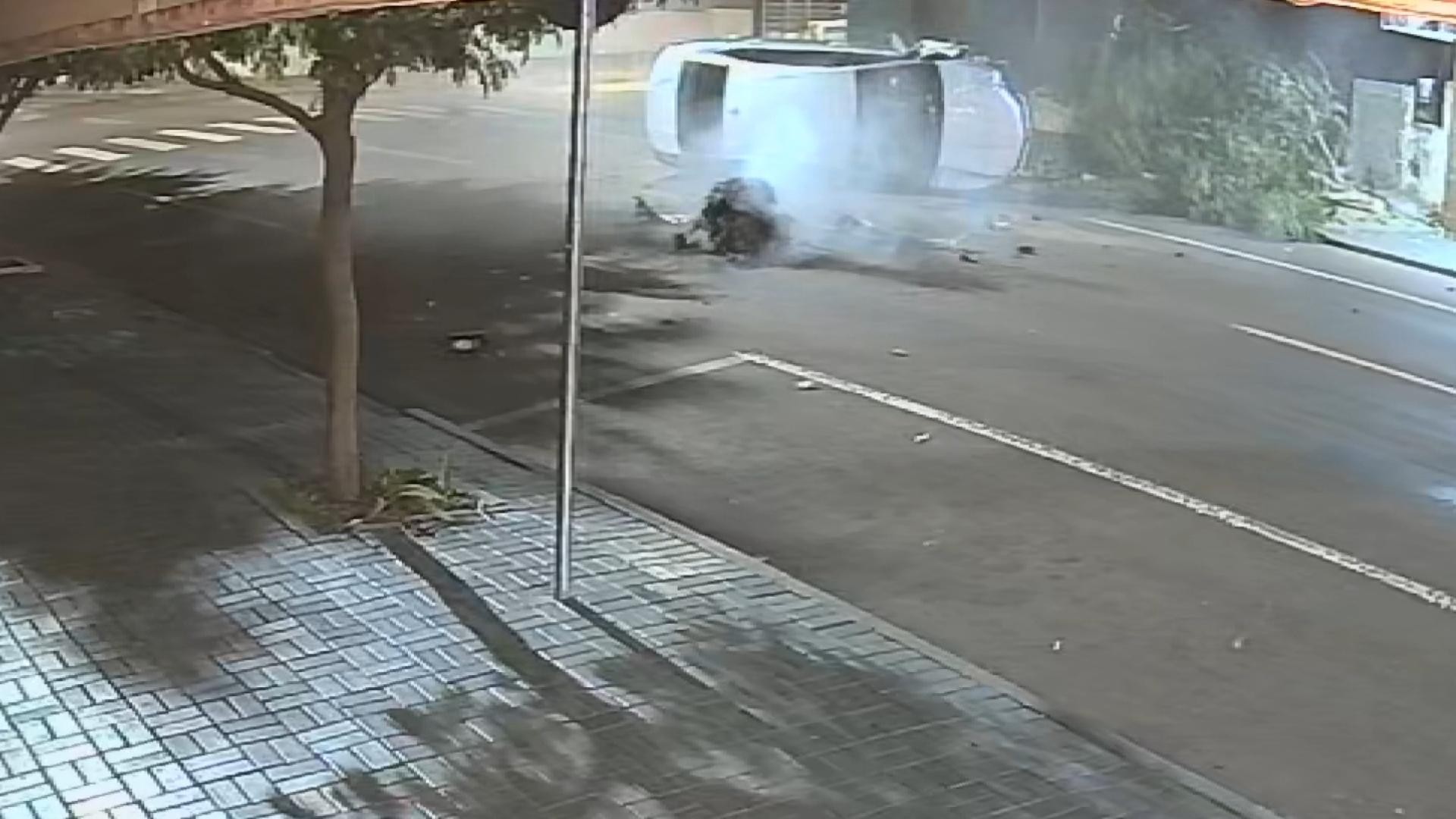 VIDEO: Car engine comes loose and is thrown into the middle of the street after a crash in Cascavel