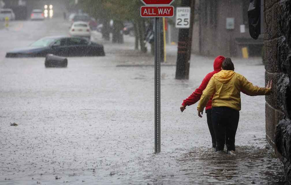 Mulheres caminham em Mamaroneck, no subúrbio de Nova York, em 29 de setembro de 2023. — Foto: Mike Segar/ Reuters