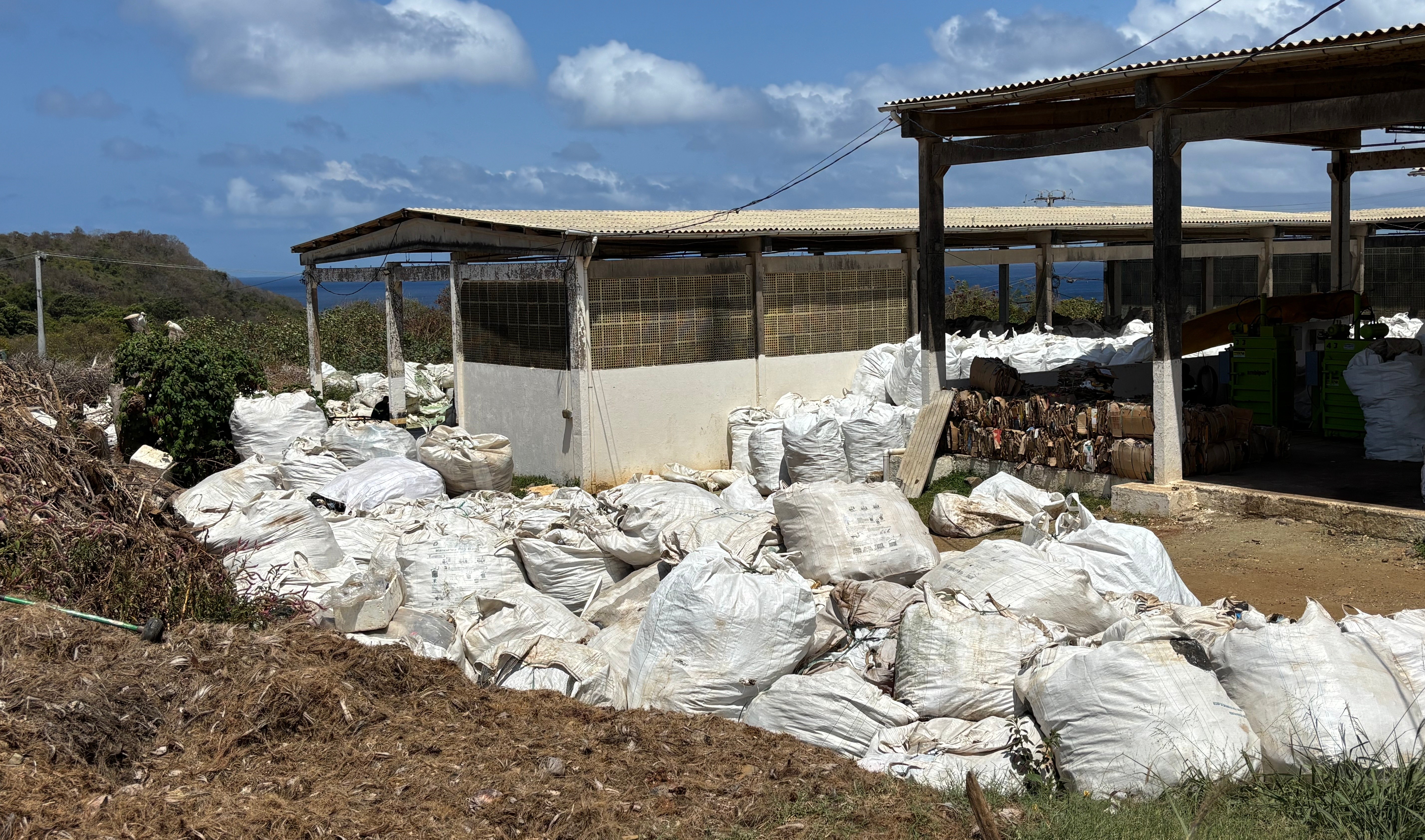 Mais de 5 mil toneladas de lixo se acumulam na usina de Fernando de Noronha; empresas trocam acusações