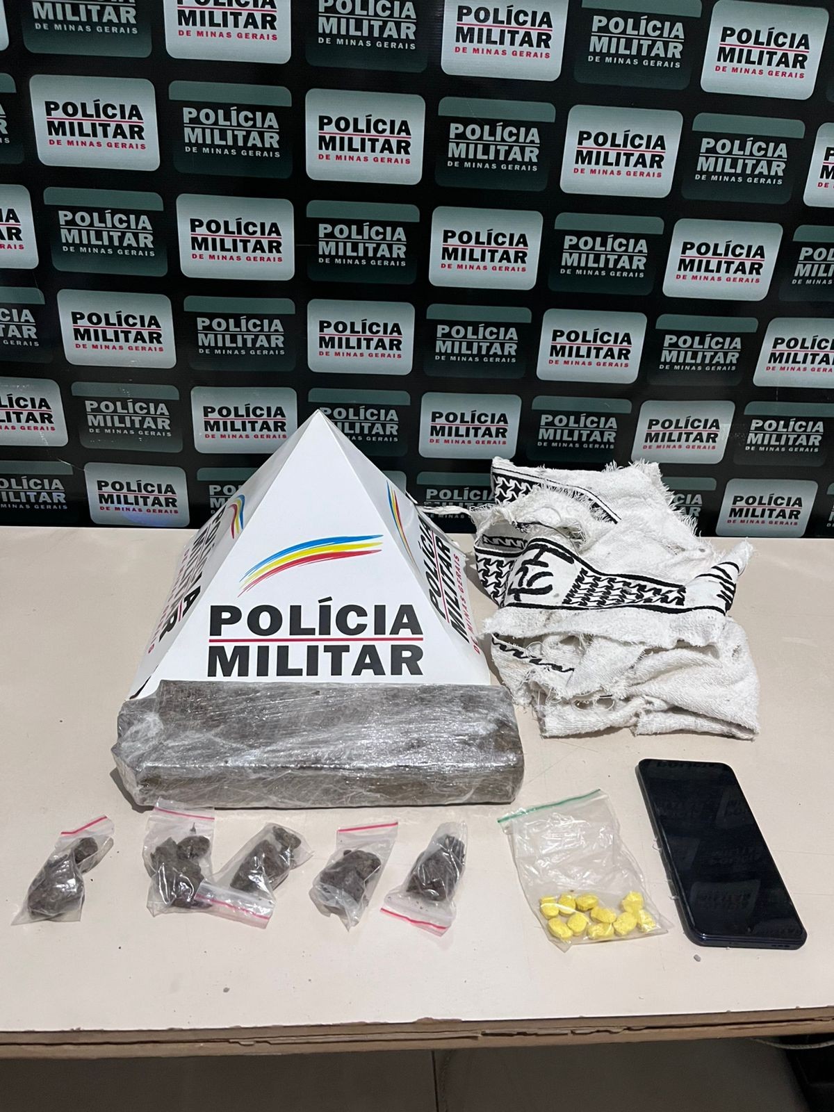 Taxista clandestino é preso com drogas na BR-135