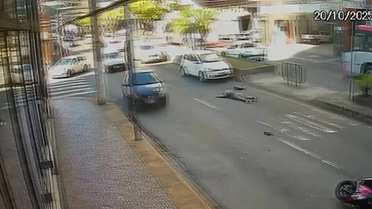 Motociclista é socorrida em estado grave após acidente na Itamar Franco, em Juiz de Fora; VÍDEO