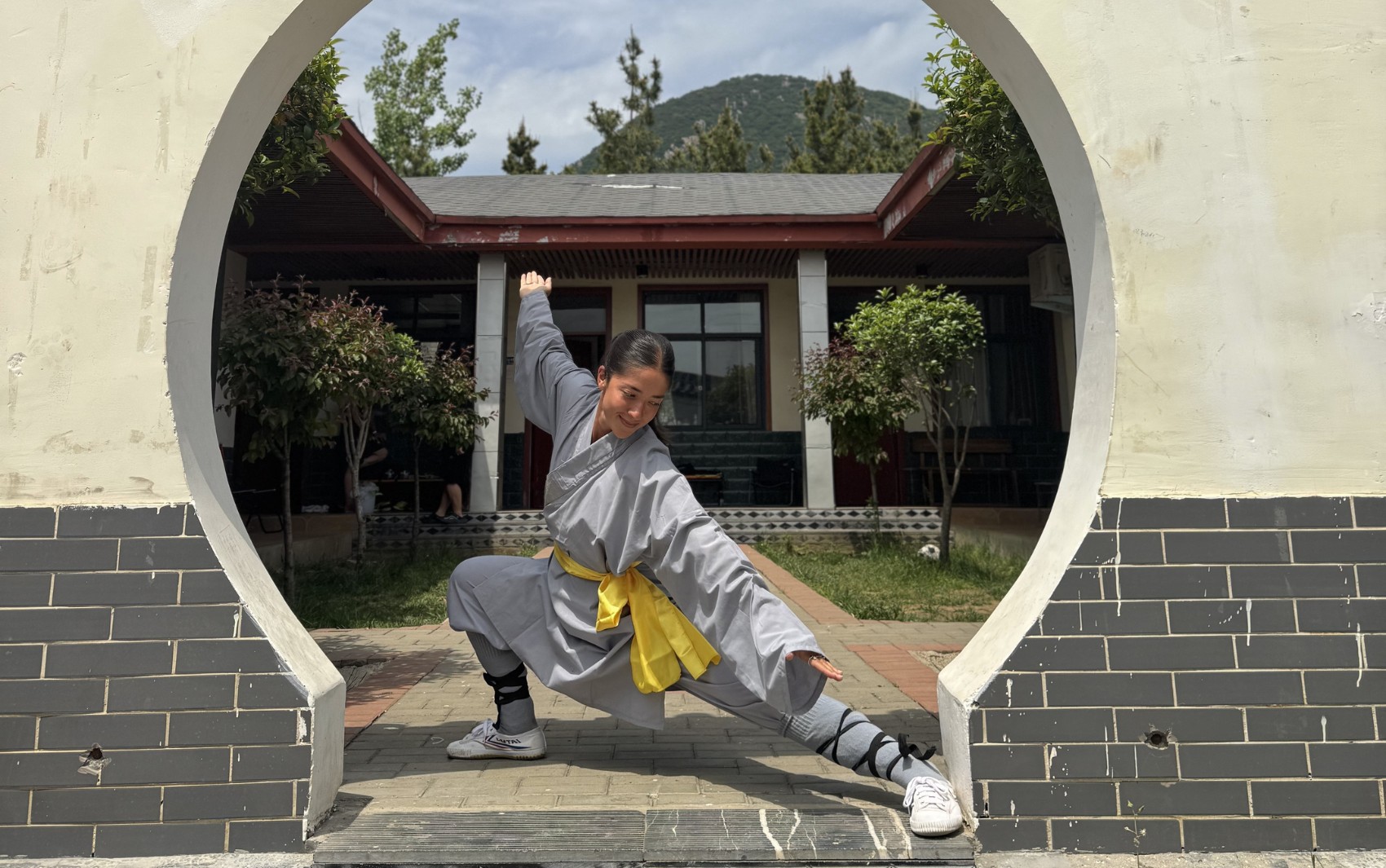 Brasileira encara rotina extrema de kung fu na China e viraliza com 'corpo de ferro'; vídeo